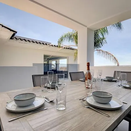 Luxurious At Hills With Stunning Views Lejlighed