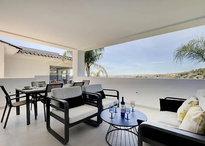 Luxurious At Hills With Stunning Views 아파트 *