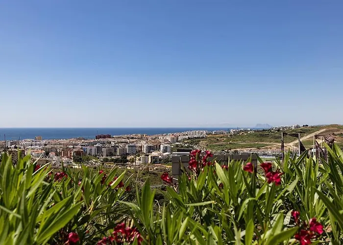 Luxurious At Hills With Stunning Views *