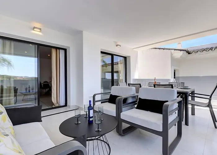 Luxurious At Hills With Stunning Views 아파트 *