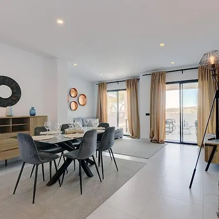 Luxurious At Hills With Stunning Views شقة *