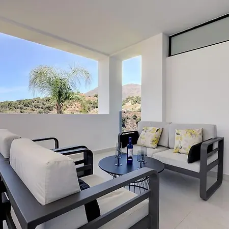 Luxurious At Hills With Stunning Views شقة إِستيبونا