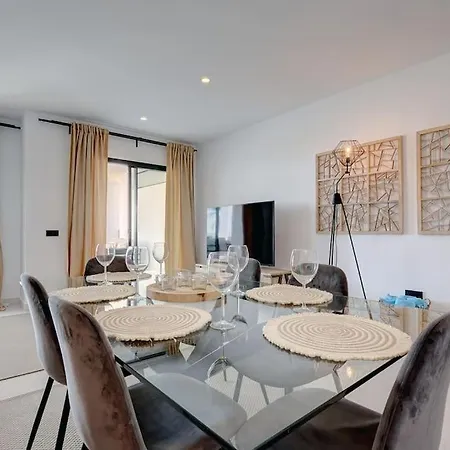 شقة Luxurious At Hills With Stunning Views