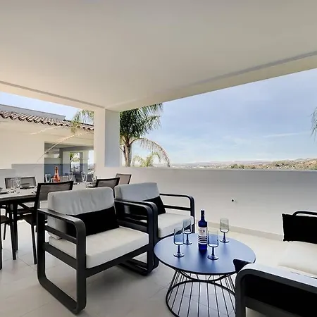 Luxurious At Hills With Stunning Views アパート *