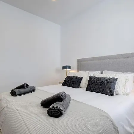 Luxurious At Hills With Stunning Views 埃斯特波纳